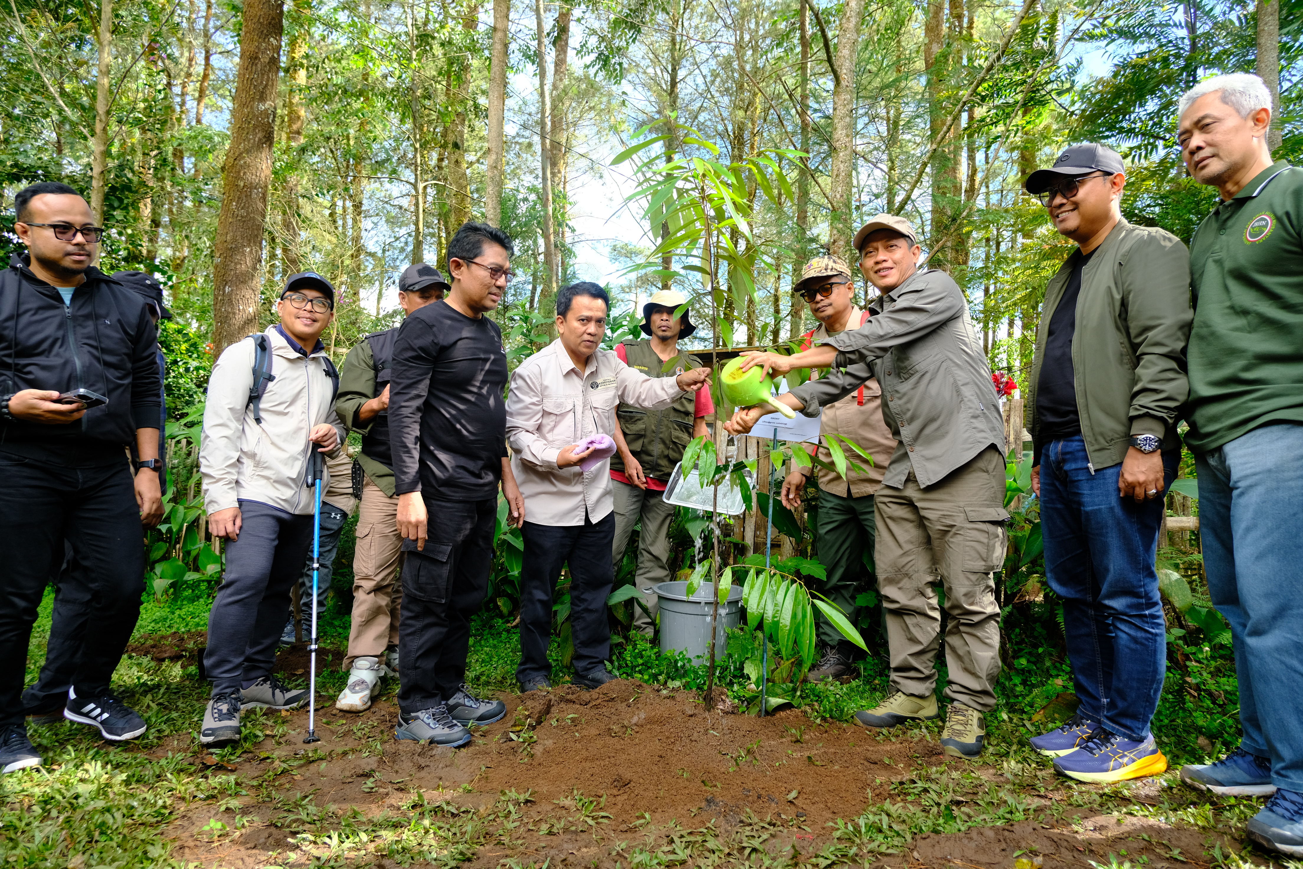 Semarak Hari Lingkungan Hidup Sedunia, PT Vale Tegaskan Komitmen Jangka Panjang Menghargai Bumi: Bersama Menteri LHK di Gunung Bawakaraeng dan Edukasi Daur Ulang Plastik bagi Masyarakat