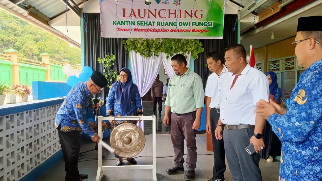 Spirit Keswadayaan Orang Tua siswa dan  Sinergi PT Vale Hadirkan Kantin Sehat SDN 256 Dongi