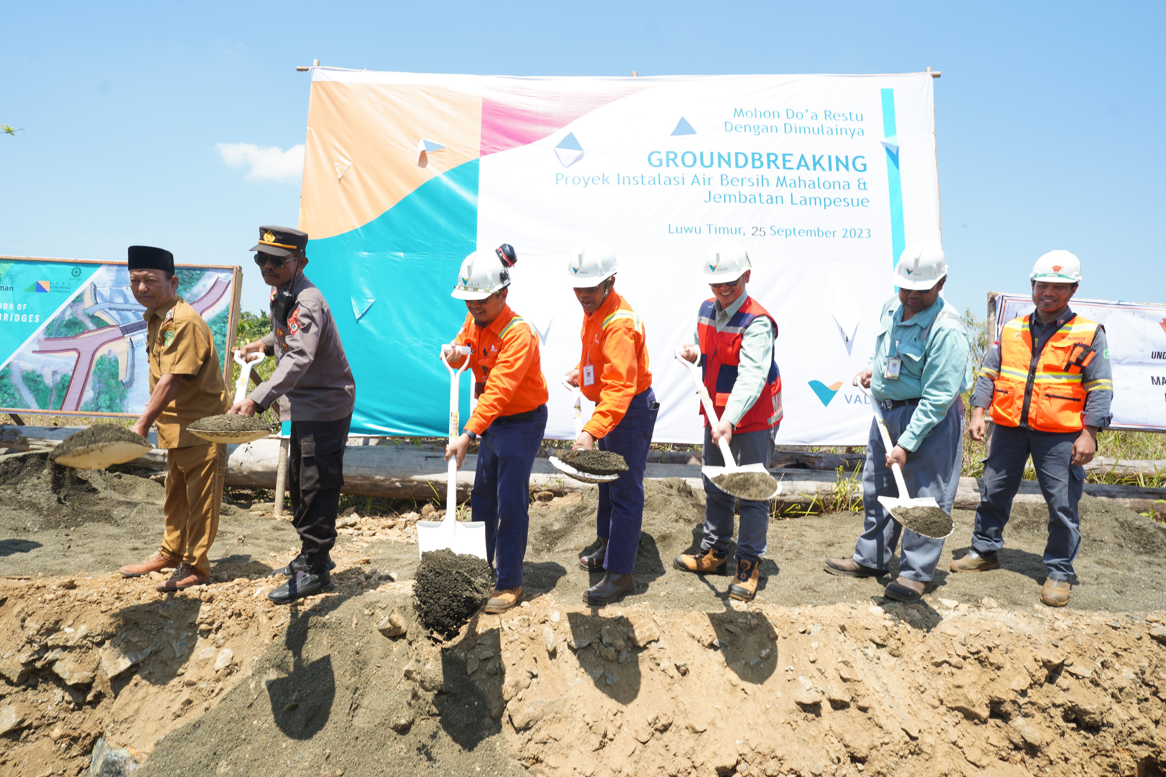 PT Vale Libatkan Pekerja Lokal Bangun Proyek Instalasi Air Bersih dan Jembatan Lampesue, Luwu Timur