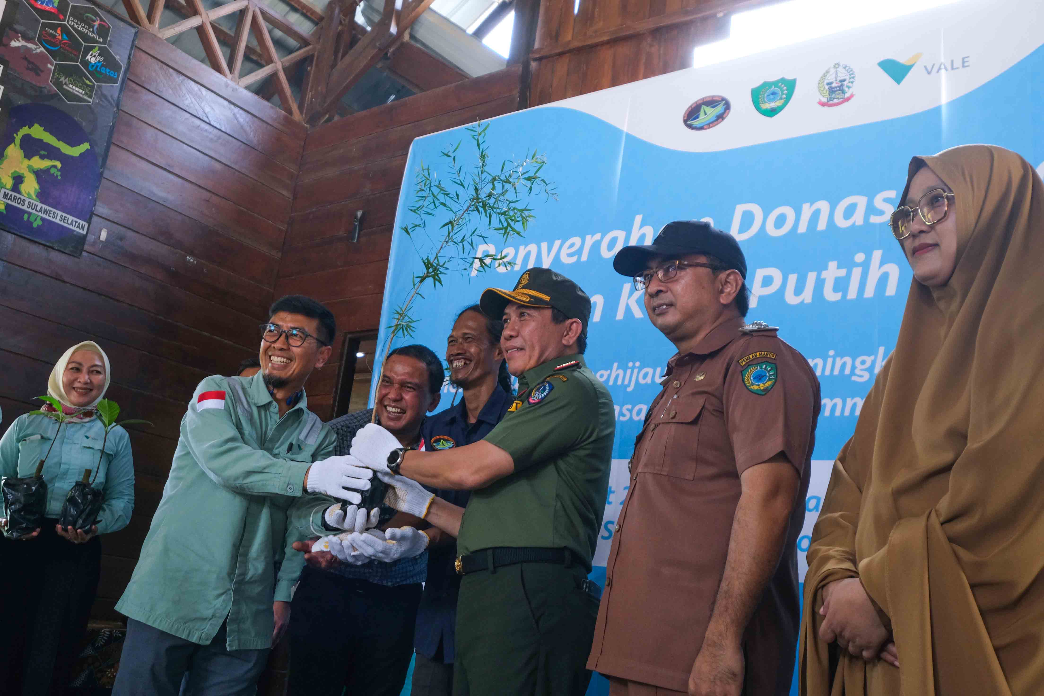 Perkuat Ekonomi Sirkuler di Rammang-rammang, PT Vale Donasi 5.000 Bibit Pohon