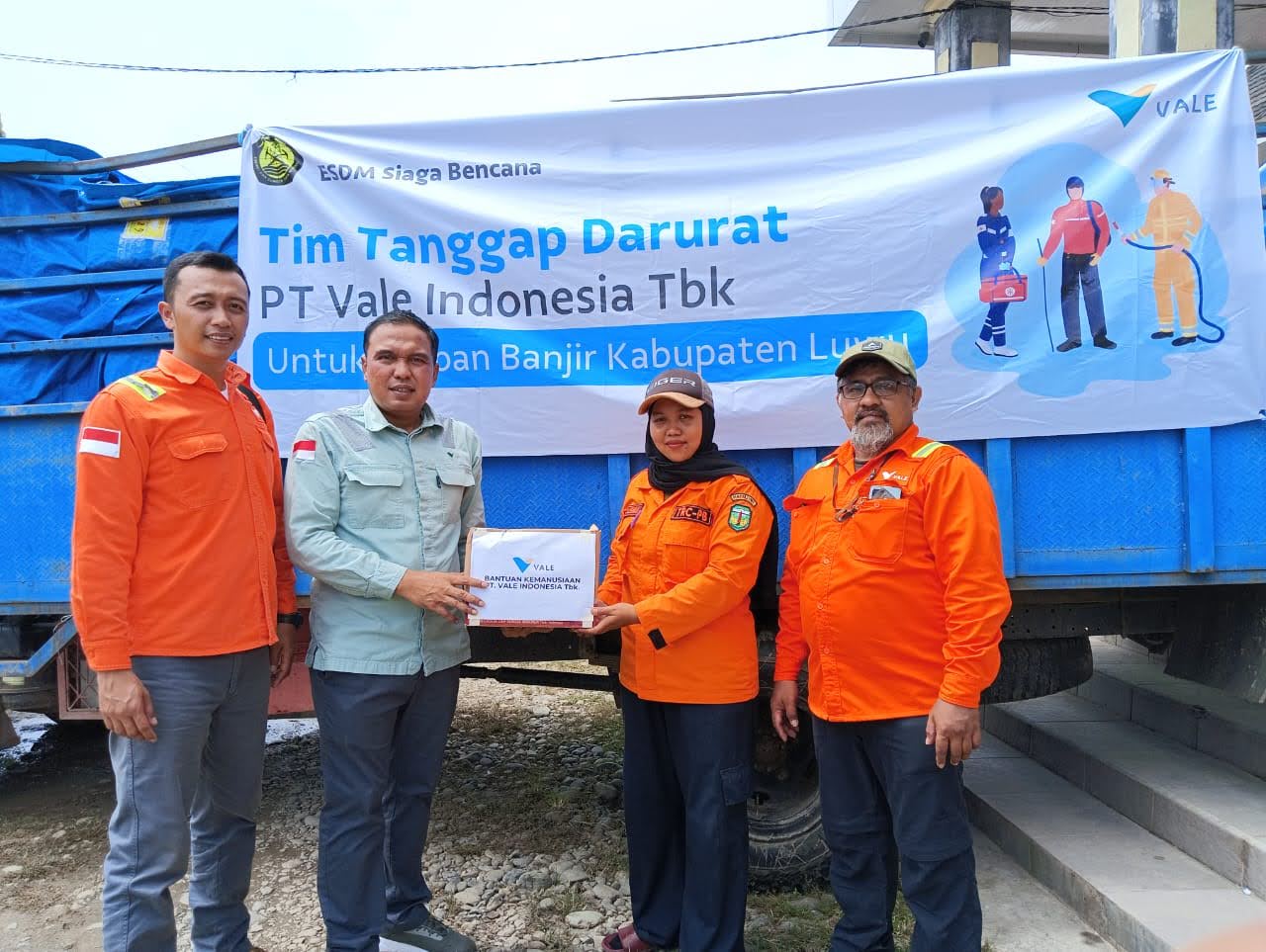 PT Vale Serahkan Bantuan Kemanusiaan untuk Korban Banjir Bandang dan Longsor di Luwu