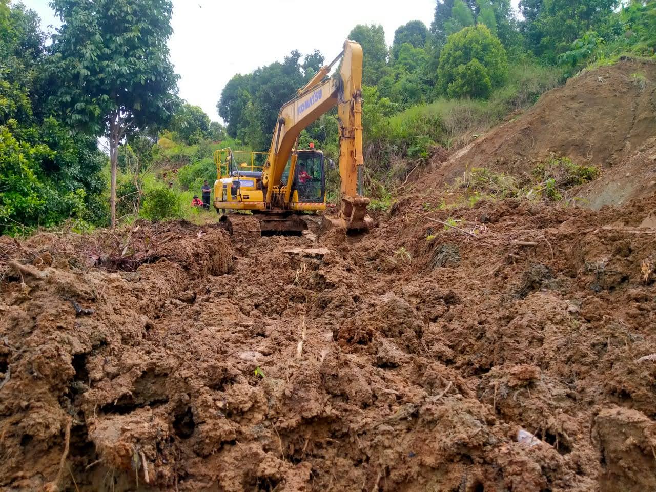 Bantuan Alat Berat PT Vale Bantu Buka Akses Masyarakat Pasca Bencana di Luwu