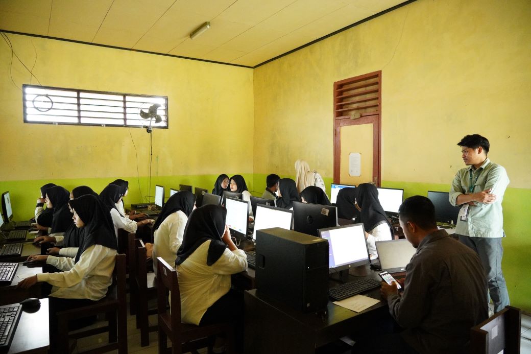 PT Vale Indonesia Tbk (PT Vale) Indonesia Growth Project (IGP) Morowali berkolaborasi dengan Pusat Kegiatan Belajar Masyarakat (PKBM) Bumi Nikel dan Dinas Pendidikan Daerah Kabupaten Morowali menggelar Ujian Akhir Program Pendidikan Kesetaraan Paket B (setingkat Sekolah Menengah Pertama) dan Paket C (setingkat Sekolah Menengah Atas) di Ruang Laboratorium (Lab) Komputer SMPN 3 Bungku Timur, Morowali, Kamis dan Jumat (18-26/5/2024). Sebanyak 82 peserta mengikuti ujian yang 77 di antaranya mengikuti ujian kesetaraan Paket C, dan 5 peserta lainnya mengikuti ujian kesetaraan Paket B.