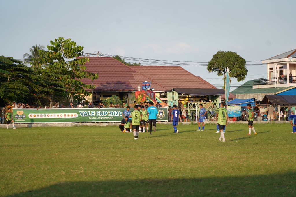 Vale Cup 2024 kembali hadir sebagai ajang yang tidak hanya mengedepankan prestasi olahraga, tetapi juga solusi pemberdayaan komunitas di Morowali. Event ini merupakan bentuk nyata komitmen PT Vale Indonesia Tbk (PT Vale) &nbsp;dalam mendorong perkembangan bakat-bakat lokal sekaligus memberikan dampak ekonomi bagi pelaku Usaha Mikro Kecil Menengah (UMKM) di wilayah tersebut.