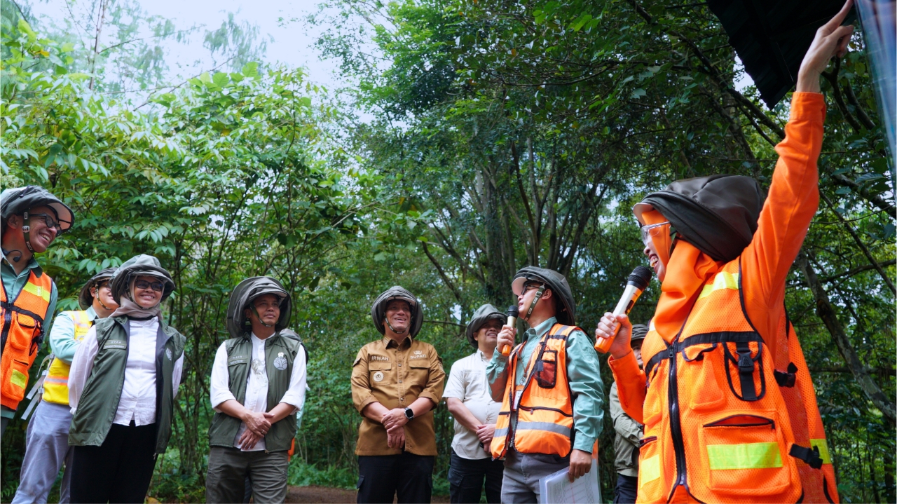 Menteri Kehutanan Republik Indonesia, Dr. Raja Juli Antoni, saat berkunjung ke wilayah operasional PT Vale Indonesia di Sorowako, Kabupaten Luwu Timur, Sulawesi Selatan, Jumat, 13 Juni 2025